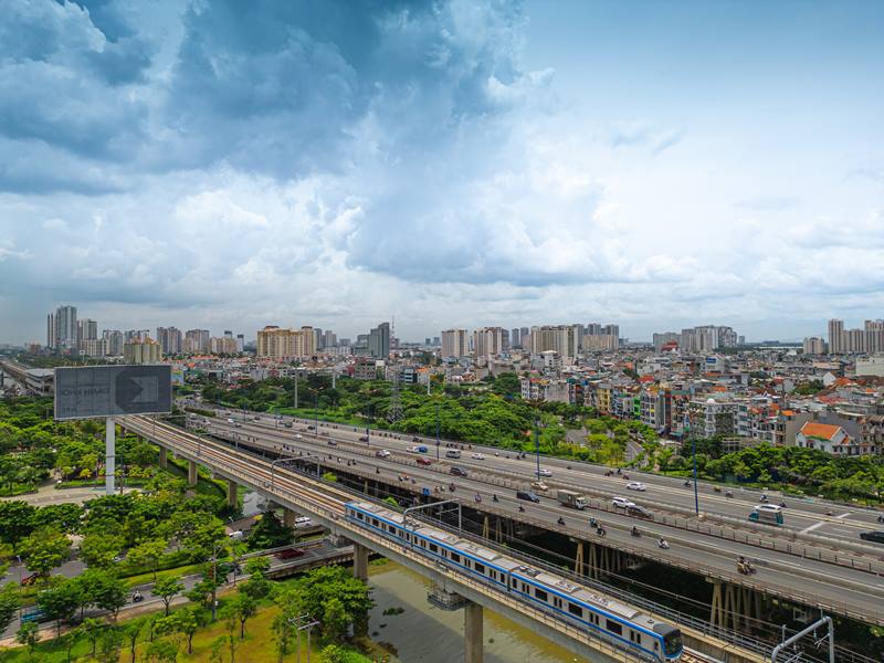 Theo thiết kế, đoạn trên cao tuyến Metro số 1 cho tàu chạy tốc độ tối đa 110 km/h, và 80 km/h với đoạn ngầm, nhưng quá trình thử nghiệm tàu chạy vận tốc thấp hơn.