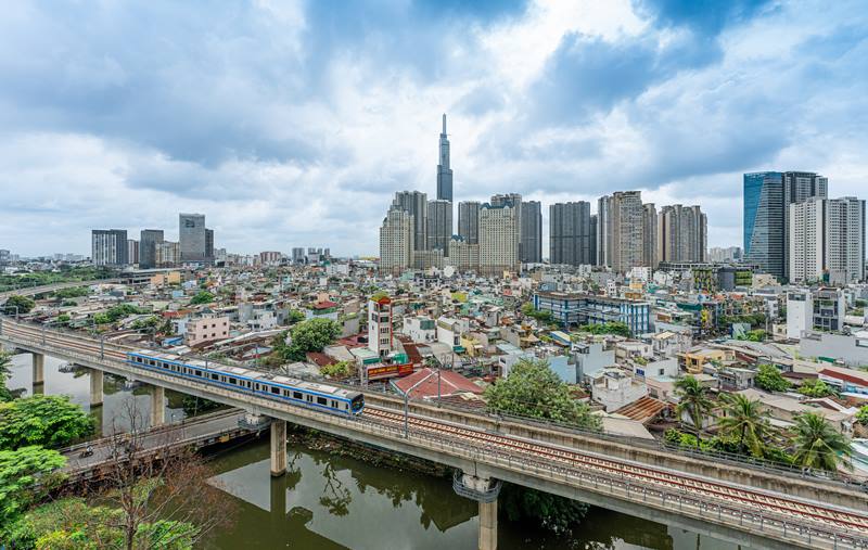 Tính đến 29.8, toàn dự án metro số 1 đã hoàn thành gần 96%. Trong đó, gói thầu số 1a (Xây dựng đoạn ngầm từ nhà ga Bến Thành đến ga Nhà hát Thành phố) hoàn thành 99,8%; gói thầu 1b (Xây dựng đoạn ngầm từ Nhà hát Thành phố đến ga Ba Son) đạt 99,7%; gói thầu số 2 (Xây dựng đoạn trên cao, chiều dài 17,1km từ ga Ba Son đến depot Long Bình) đạt 97,7%; gói thầu số 3 (Mua sắm thiết bị cơ điện, đầu máy toa xe, đường ray và bảo dưỡng) đạt 91,3%.