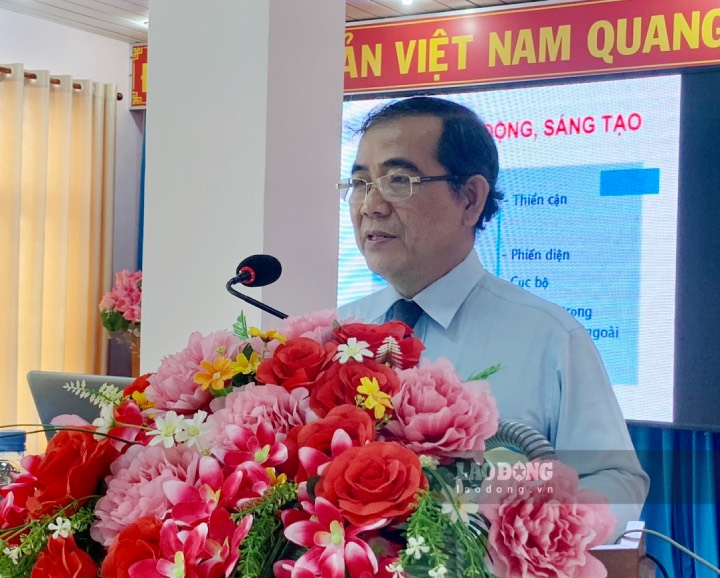 TS.BS Nguyễn Hùng Vĩ thông tin, trang bị các kiến thức về chăm sóc sức khỏe phụ nữ, nâng cao thể trạng phụ nữ và gia đình. Ảnh: Thành Nhân