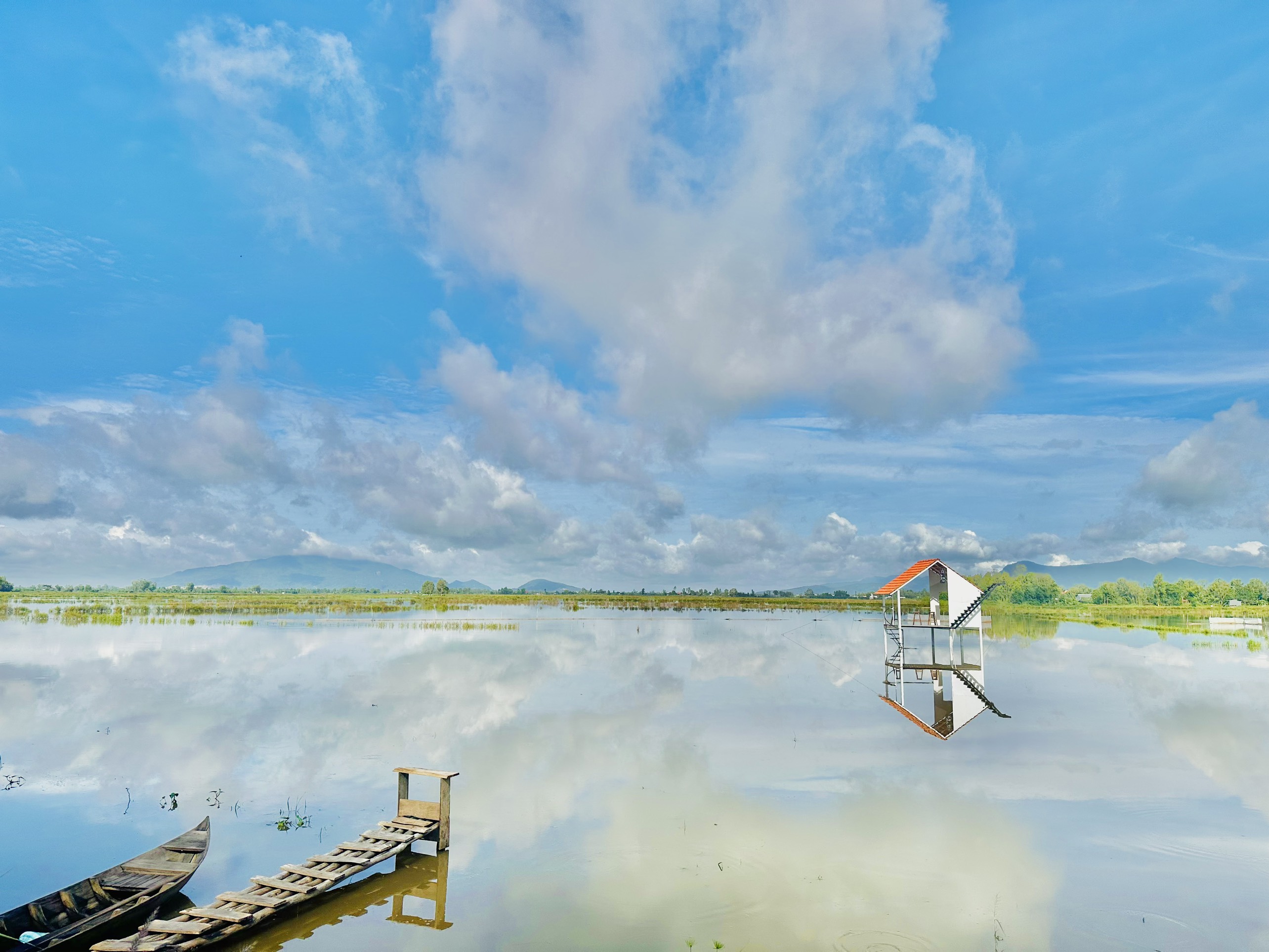 Đất trời như hòa làm một tại quán Nhà Quê vào mỗi mùa nước nổi. Ảnh: Quán cà phê Nhà Quê