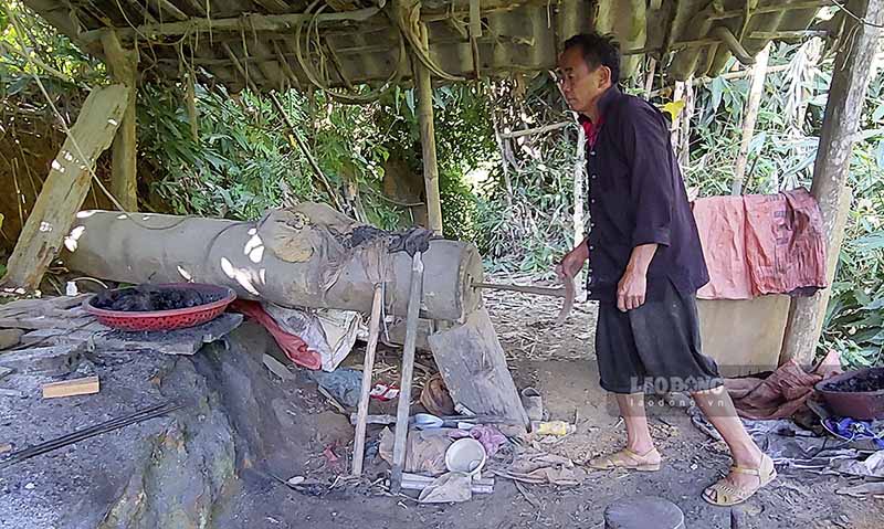 Mặc dù nghề rèn thủ công truyền thống không phải nghề nuôi sống gia đình vì giờ đây các sản phẩm tiện lợi với công nghệ tiên tiên đã chiếm ưu thế, tuy vậy ông Khua vẫn giữ nguyên 1 góc cho nghề rèn và sẵn sàng nổi lửa bất cứ lúc nào khách đạt hàng.