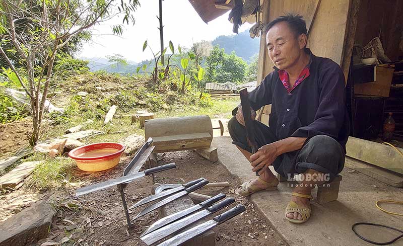 Tại huyện Tủa Chùa, tỉnh Điện Biên - nơi có trên 70% diện tích tự nhiên là núi đá và cũng có trên 70% là đồng bào dân tộc Mông, chúng tôi đã tìm đến gia đình ông Cứ A Khua - một nghệ nhân về nghề rèn thủ công.