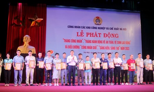 Chủ tịch Liên đoàn Lao động Thành phố Hà Nội trao khen thưởng cho đoàn viên, người lao động đạt "Sáng kiến, sáng tạo" (ảnh minh hoạ). Ảnh: Kiều Vũ