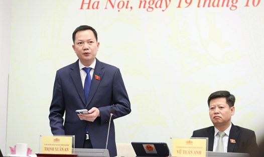Ông Trịnh Xuân An - Ủy viên chuyên trách Ủy ban Quốc phòng và An ninh - trả lời báo chí, chiều 19.10. Ảnh: Phạm Đông
