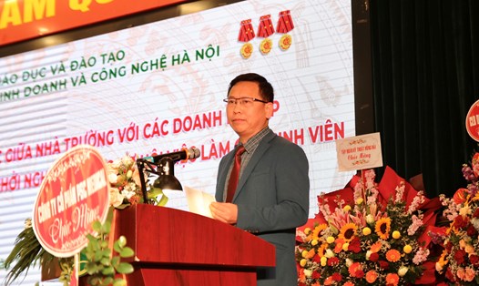 Ông Trần Văn Đạt, Quyền Vụ trưởng Vụ Giáo dục Chính trị và Công tác học sinh sinh viên phát biểu tại buổi lễ. Ảnh: Lan Phương