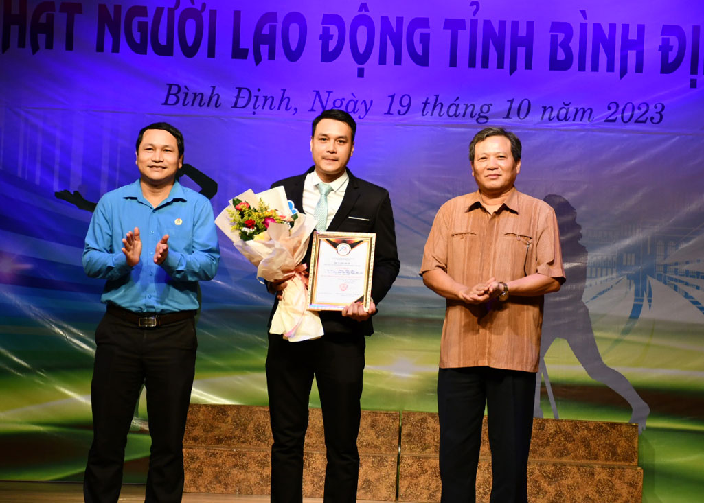 Ban tổ chức hội thi trao giải nhất cho thí sinh Phạm Văn Hào. Ảnh: Xuân Nhàn. 