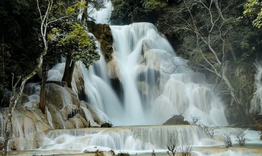 Thác Kuang Si đẹp ngỡ ngàng trong mắt du khách Việt Nam