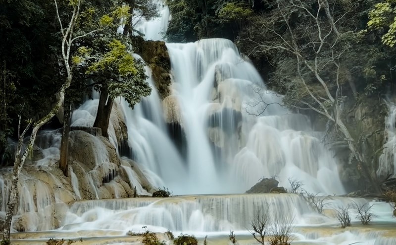 Thác Kuang Si đẹp ngỡ ngàng trong mắt du khách Việt Nam