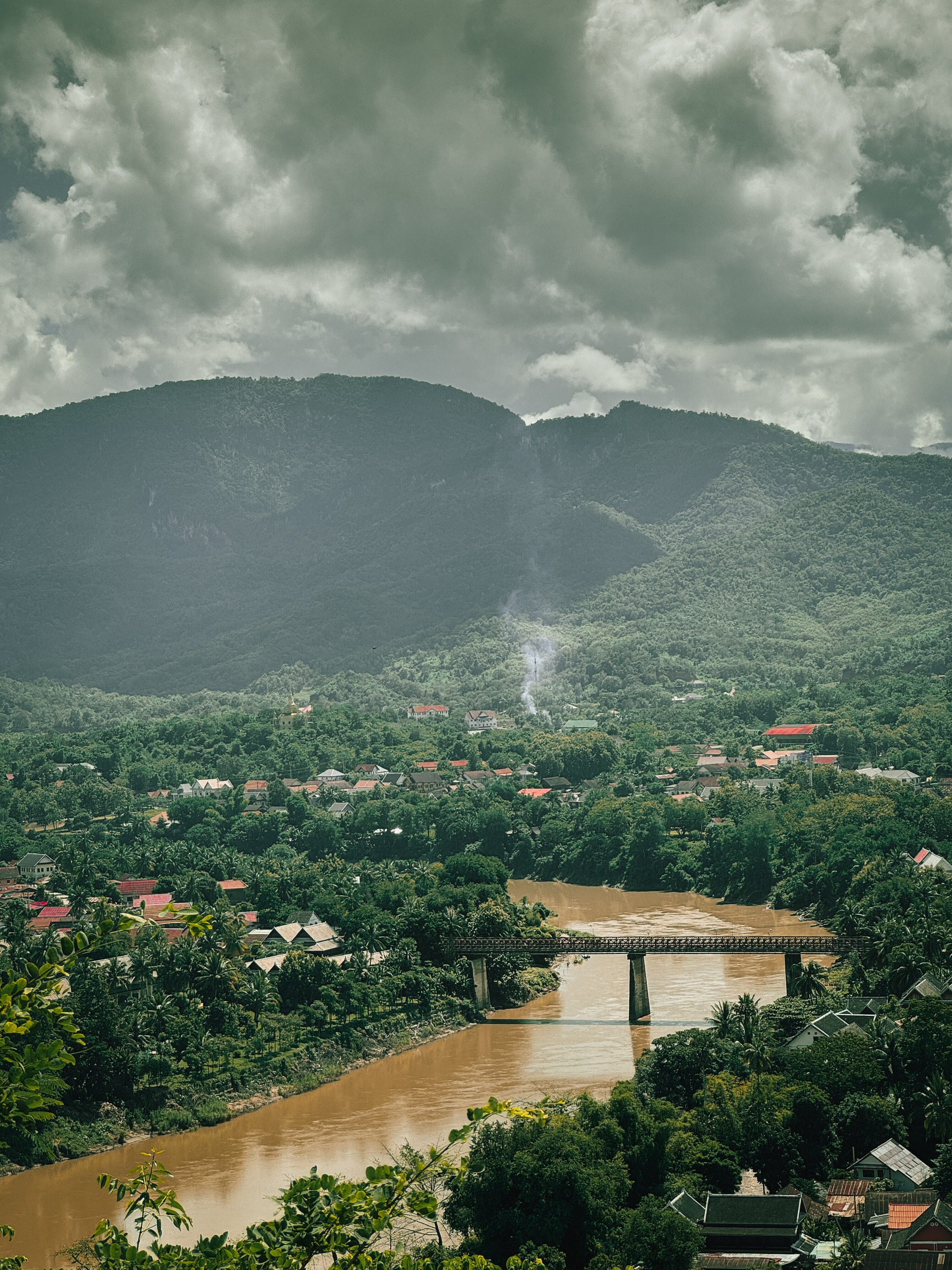 Nét cổ kính của Luang Prabang được bao quát bởi tầm nhìn trên đồi Phousi. Ảnh: 