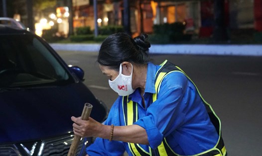 Nữ công nhân vệ sinh mong muốn đường xá ngày nào cũng sạch đẹp. Ảnh: Mỹ Ly