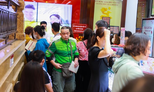 Những ngày này nhiều cửa hàng kinh doanh vàng tại Hà Nội tấp nập cảnh mua bán.  Ảnh: Phan Anh