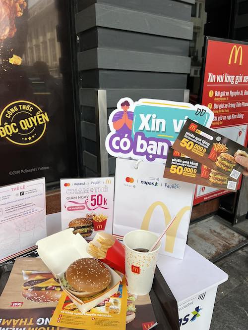 Đồng giá ưu đãi khi mua combo thức ăn và nước uống McDonald’s (trị giá 100.000 đ) thông qua thanh toán bằng phương thức chạm thẻ NAPAS. Ảnh: NAPAS