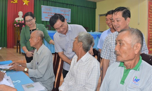 Lãnh đạo Tỉnh ủy Sóc Trăng thăm hỏi các hộ dân bị ảnh hưởng bởi dự án cao tốc Châu Đốc - Cần Thơ - Sóc Trăng. Ảnh: Phương Anh