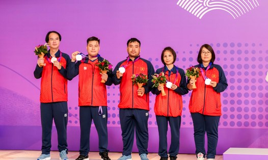 Các vận động viên cờ tướng Việt Nam giành huy chương bạc ASIAD 19 nội dung đồng đội hỗn hợp nam nữ. Ảnh: Bùi Lượng
