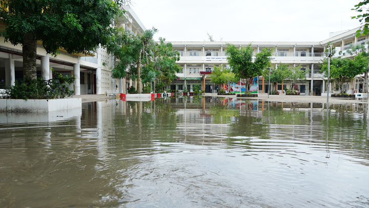Ghi nhận của Báo Lao Động tại trường THCS An Thới (quận Bình Thủy), nước tràn vào sân trường, mấp mé cửa lớp học.