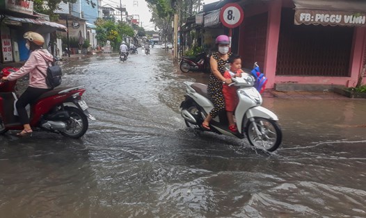 Nhiều tuyến đường nội ô TP Vĩnh Long, tỉnh Vĩnh Long bị ngập sâu trong nước, gây khó khăn cho việc đi lại của người dân. Ảnh: Hoàng Lộc 
