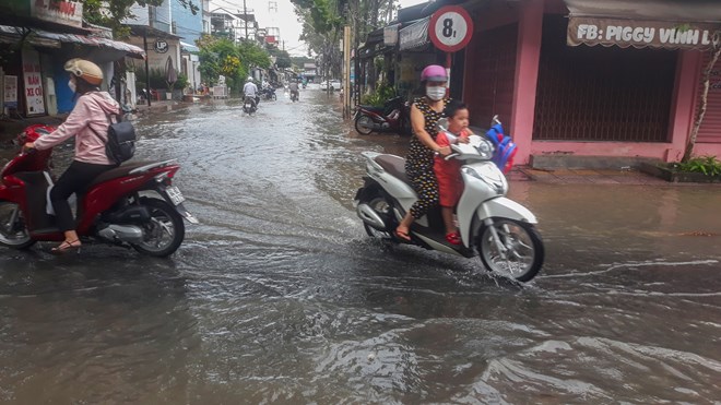 Triều cường gây ngập nặng nhiều tuyến đường nội ô TP Vĩnh Long