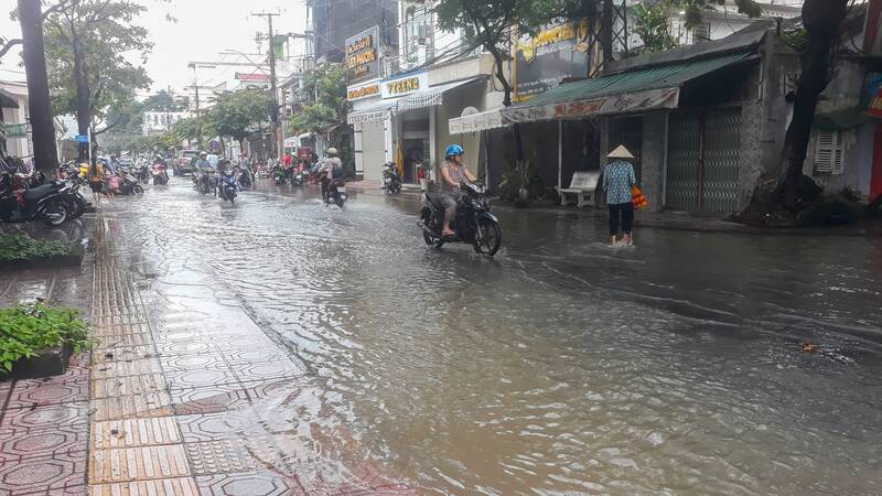 Nhiều tuyến đường nội ô TP Vĩnh Long ngập nước gây khó khăn cho việc đi lại của người dân. Ảnh: Hoàng Lộc