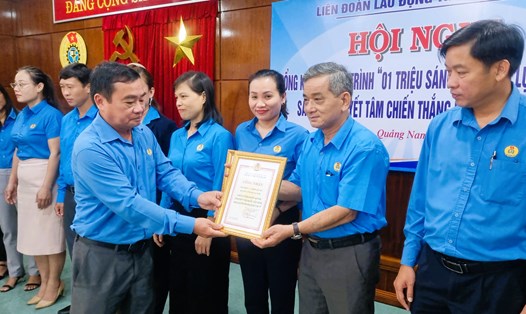 Quảng Nam khen thưởng cho những tập thể, cá nhân tiêu biểu trong chương trình “1 triệu sáng kiến - nỗ lực vượt khó, sáng tạo, quyết tâm chiến thắng đại dịch COVID-19”. Ảnh: Hoàng Bin