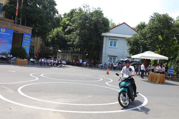 Người lao động tham gia Hội thi “Tìm hiểu Luật Giao thông đường bộ và kỹ năng lái xe môtô giỏi - An toàn năm 2023”. Ảnh: CĐCS