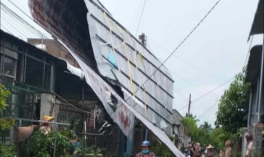Một nhà dân bị tốc mái do dông lốc tại huyện Định Quán. Ảnh: Đ.P.Hoà