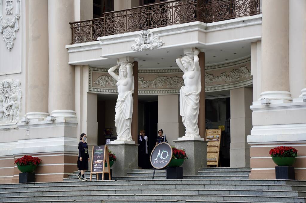 Ở chính diện lối vào nhà hát là hai bức tượng nữ thần bán thân đỡ cột cao khoảng 4,5 m đứng trên bệ, theo phong cách Erechtheyon Hy Lạp. Hai tượng này và một số phù điêu ở mặt tiền từng bị dỡ ra khi công trình sử dụng làm toà nhà Quốc hội và Hạ Nghị viện của chính quyền Sài Gòn.