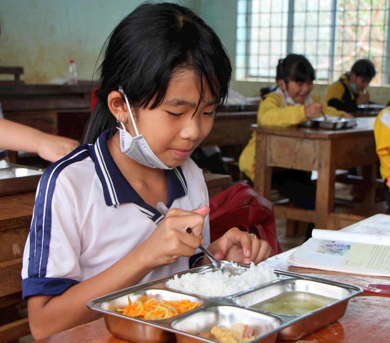 Các em học sinh dân tộc thiểu số được nhà trường quan tâm, chăm lo từng bữa ăn bảo đảm dinh dưỡng. Ảnh: Nguyễn Hiền