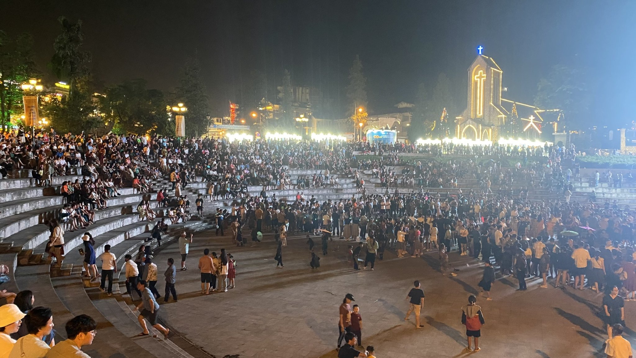 Du khách thích thú khám phá nét văn hóa đặc sắc của các dân tộc ở Sa Pa, Lào Cai. Ảnh: Hoàng Thu