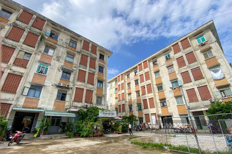 Trong sáng cùng ngày, lực lượng cũng đã kiểm Chung cư số 4 Nguyễn Tri Phương. Quy mô chung cư này gồm 2 tòa nhà 5 tầng và có tổng số 102 hộ dân sinh sống. 