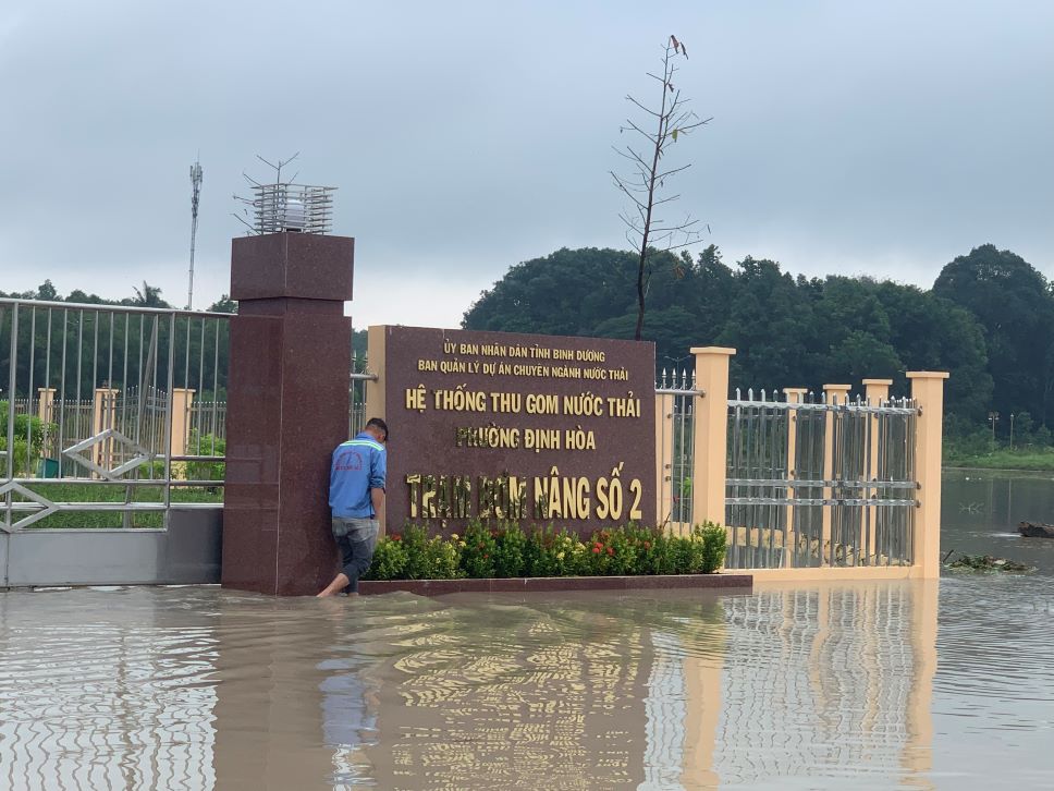 Theo ghi nhận, đường dẫn vào hệ thống thu gom nước thải phường Định Hòa - Trạm bơn nâng số 2 (thành phố Thủ Dầu Một, Bình Dương) bị ngập sâu khoảng từ 30-60cm, kéo dài khoảng 200m.