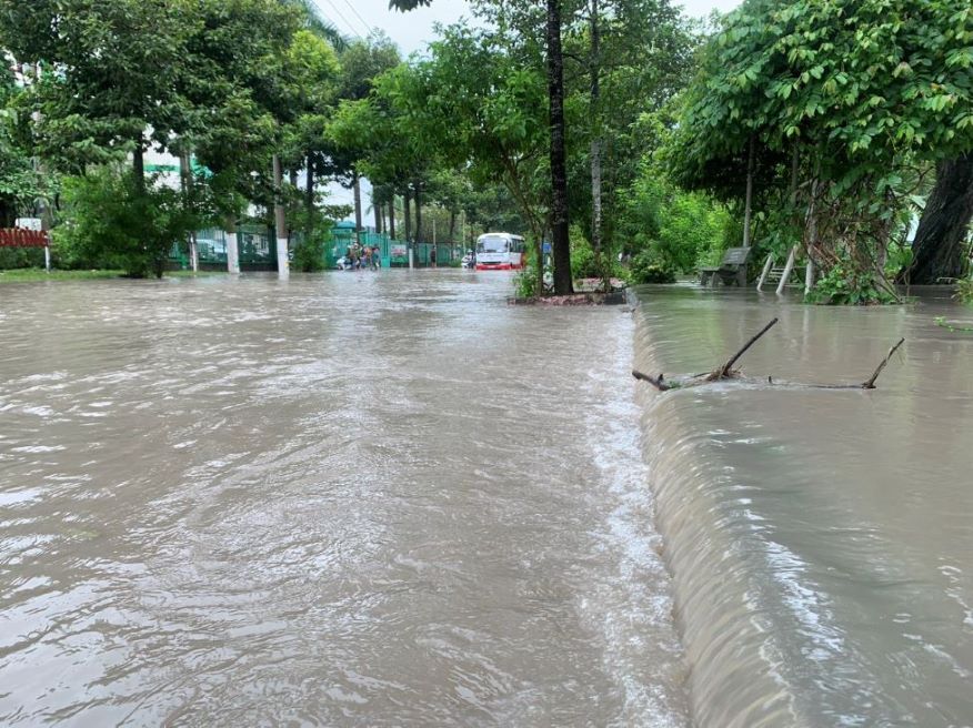 Nước từ con kênh tràn vào đường Hồ Văn Cống. Người dân cho biết, đây được xem là đợt ngập nặng nhất từ đầu năm đến nay. 