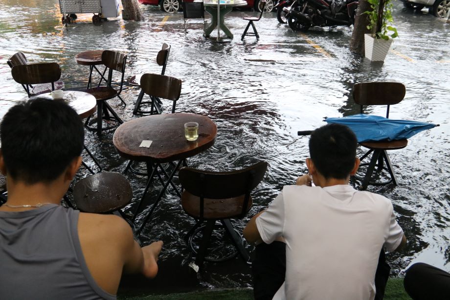 Nhiều khu vực khác ở Bình Dương cũng bị ngập do mưa lớn kéo dài.