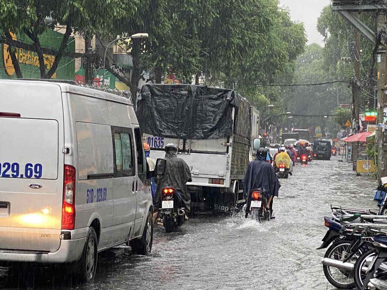 Việc mưa lớn kéo dài trong nhiều giờ khiến cho tình hình giao thông trở nên rối loạn.