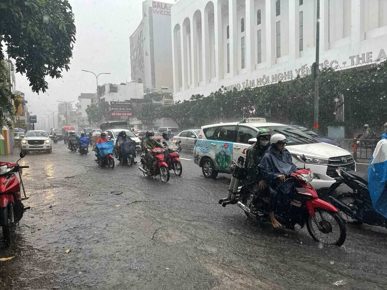 Tại tuyến đường Hoàng Văn Thụ (quận Tân Bình, TPHCM), mưa lớn vẫn kéo dài nhưng phương tiện lưu thông dễ dàng hơn.