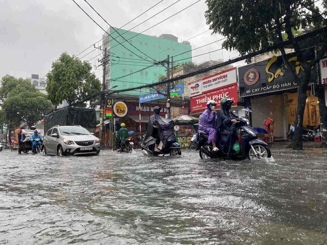 Theo ghi nhận của Lao Động, mưa bắt đầu từ khoảng 7h sáng, kéo dài đến 12h trưa. Nhiều khu vực như quận Gò Vấp, 12, Tân Phú, Tân Bình, Bình Thạnh, TP Thủ Đức... ngập sâu.