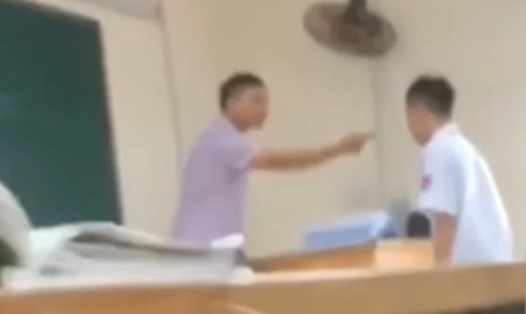 Thầy giáo chỉ tay vào mặt, dùng những lời lẽ xúc phạm học sinh. Ảnh cắt từ clip