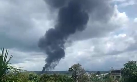Cột khói đen bốc cao tại khu vực gần sân bay Pleiku. Ảnh: Thanh Tuấn 