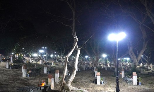 Thắp nến tri ân tại mộ các liệt sĩ ở nghĩa trang Hàng Dương huyện Côn Đảo trong một sự kiện. Ảnh: Thành An
