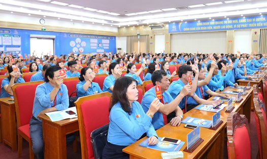 Các đại biểu tham dự Đại hội Công đoàn tỉnh Quảng Trị tham gia biểu quyết. Ảnh: Hưng Thơ