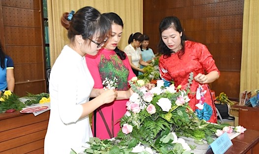 Lao động nữ ngành Giao thông Vận tải Hà Nội thi cắm hoa nghệ thuật. Ảnh: Đinh Luyện