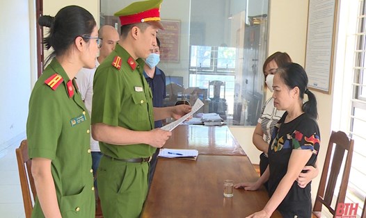 Cơ quan Cảnh sát điều tra Công an tỉnh Thanh Hóa thi hành lệnh bắt đối tượng Lê Thị Thoan. Ảnh: CATH
