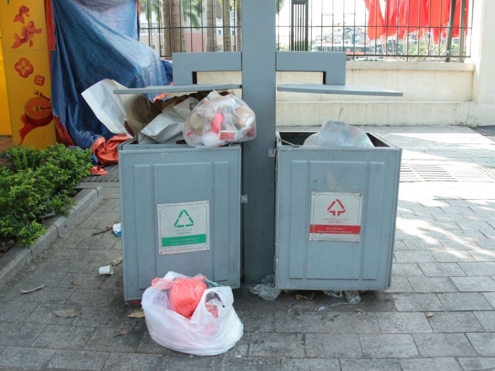Rác tràn ra phí ngoài thùng trên đường Nguyễn Trãi (Thanh Xuân, Hà Nội) chồng chất rác thải. Ảnh: Thanh Hà. 