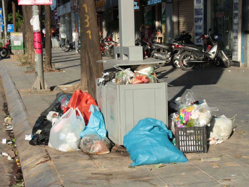 Thùng rác công nghệ tại đường Nguyễn Trãi (Thanh Xuân, Hà Nội) chồng chất rác thải. (