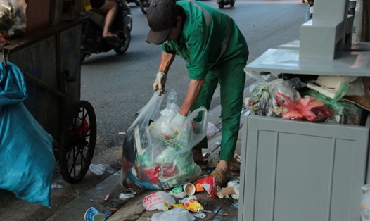 Sau 4 năm đưa vào sử dụng, mô hình thùng rác công nghệ trên một số tuyến phố tại Hà Nội đang bị lãng phí. Ảnh: Thanh Hà