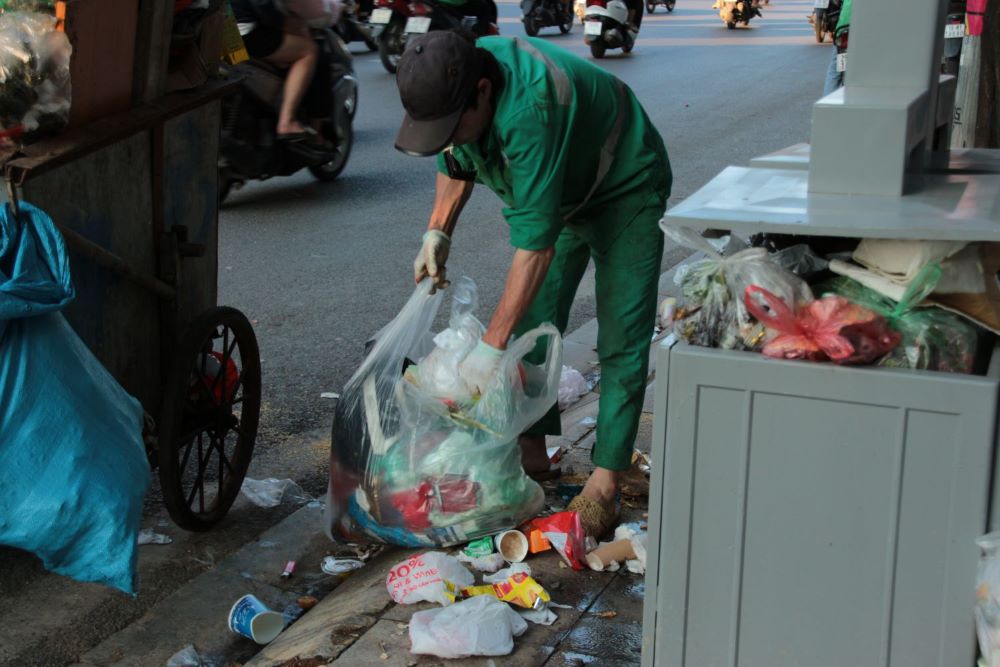 Một trong hai ngăn của thùng rác bị bịt kín, gây khó cho người dân khi họ đổ rác. Ảnh: Thanh Hà.  