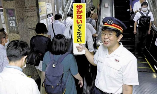 Nhân viên tàu điện ngầm thành phố Nagoya, Nhật Bản kêu gọi hành khách giữ an toàn tại ga Hisaya-Odori. Ảnh chụp màn hình
