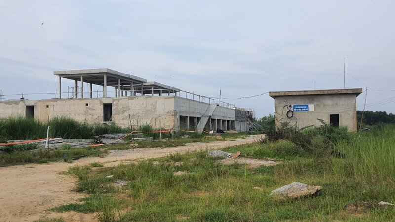 Khuôn viên Dự án Nhà máy nước Quảng Ngãi hiện rất nhếch nhác, nhiều hạng mục đang xuống cấp. Ảnh: Ngọc Viên