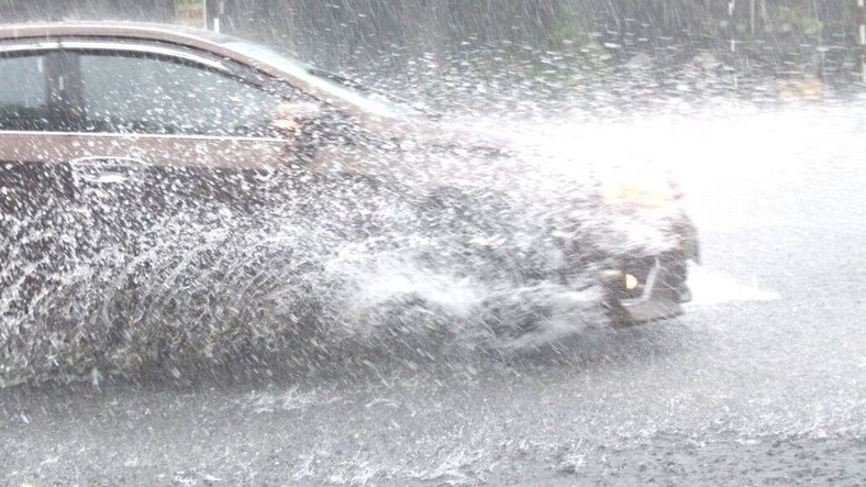 Nhiều tuyến đường tại thành phố Bạc Liêu ngập sau cơn mưa chiều ngày 2.10. Ảnh: Nhật Hồ