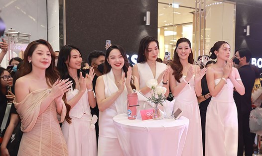 Sự kiện ra mắt cửa hàng chính hãng đầu tiên của SK-II tại Việt Nam thu hút dàn sao nghệ sĩ, người mẫu tham dự. Ảnh: DN cung cấp