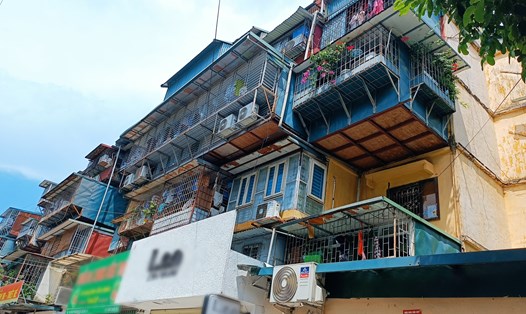 Nhiều gia đình đang phải sinh sống 2-3 thế hệ trong những căn nhà tập thể cũ chật hẹp ở TP Hà Nội. Ảnh: Lan Nhi